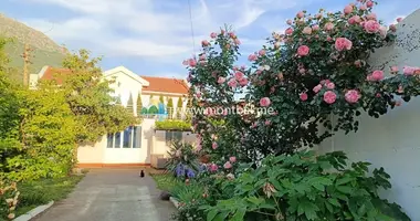 3 bedroom house in Zaljevo, Montenegro