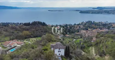 Villa 12 habitaciones con camino en Gardone Riviera, Italia