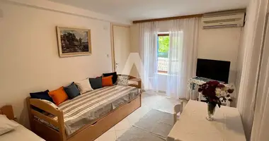 Apartamento 1 habitacion con Vistas al mar, con aparcamiento público en Rafailovici, Montenegro