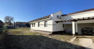 4 room house in Kartal, Hungary