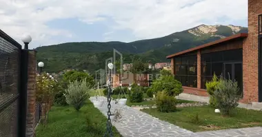 Villa 4 bedrooms with Furnitured, with Central heating, with Asphalted road in Georgia