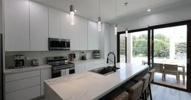 Condo 2 bedrooms in West Bay, Honduras