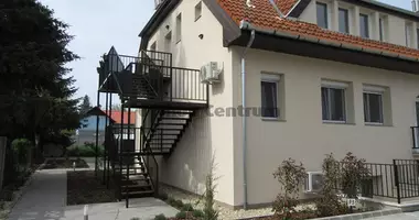 Apartamento 4 habitaciones en Erd, Hungría