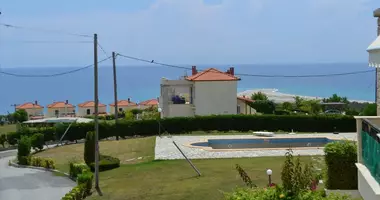 Таунхаус 5 комнат  с видом на море, с бассейном, на первой береговой линии в Каландра, Греция