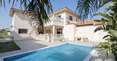 Villa 5 bedrooms in Oroklini, Cyprus