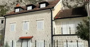 Villa  mit Doppelt verglaste Fenster, mit Balkon, mit Gegensprechanlage in Ljuta, Montenegro