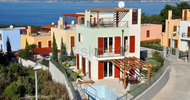 Villa 4 rooms in Splitska, Croatia