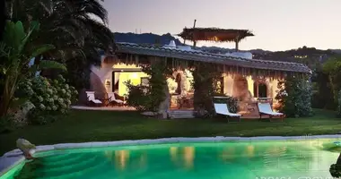 Villa  mit Parkplatz, mit Balkon, mit Klimaanlage in Arzachena, Italien