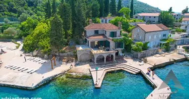 Villa  con Amueblado, con Vistas al mar, con televisión por cable en Lustica, Montenegro