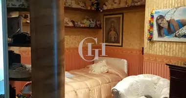 Villa 10 rooms with road in Guanzate, Italy