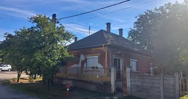 4 room house in Gyoemro, Hungary