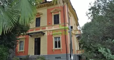 Villa  mit Aufzug, mit Keller, mit Videoüberwachung in Italien