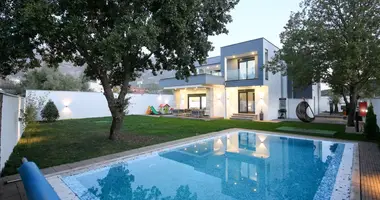 Villa  con Terraza, con Piscina, con Videovigilancia en Pelinovo, Montenegro