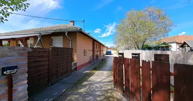 Mieszkanie 3 pokoi w Gyoemro, Węgry