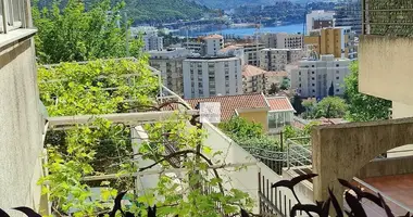 Wohnung 1 Schlafzimmer mit Balkon, mit Klimaanlage, mit Meerblick in Budva, Montenegro