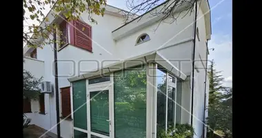 8 room house in Klenovica, Croatia