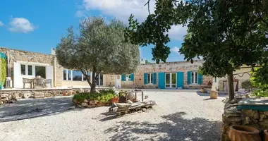 Villa 4 bedrooms in Chloraka, Cyprus