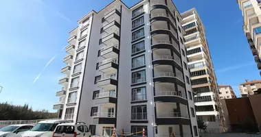 Apartamento 3 habitaciones con balcón, con estacionamiento, con con reparación en Pursaklar, Turquía
