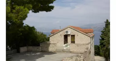 5 room house in Splitska, Croatia