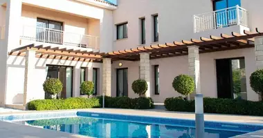 Вилла 3 комнаты  с террасой, с бассейном, с охраняемой территорией в Пафос, Кипр