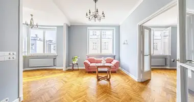 Mieszkanie 4 pokoi w Warszawa, Polska