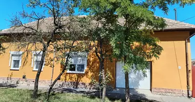 2 room house in Jaszkarajeno, Hungary