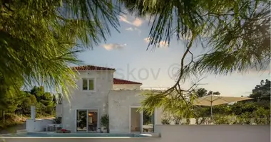 Villa 5 rooms in Splitska, Croatia