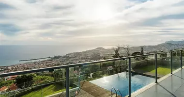 Вилла   с кондиционером, с видом на море, с террасой в Madeira, Португалия