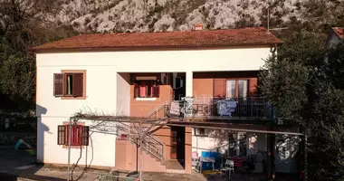 Haus 10 Zimmer in Ljuta, Montenegro