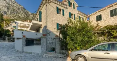 Villa  con Junto al mar en Risan, Montenegro