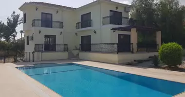 Villa 4 chambres avec parkovka parking, avec Piscine, avec Jardin dans Agios Epiktitos, Chypre du Nord