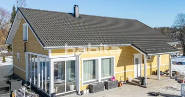 5 bedroom house in Maentsaelae, Finland