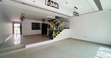 4 room villa with Parking, with Air conditioner, with Balcony / loggia in Dubai, UAE