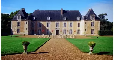 9 room house with furniture, with swimming pool, with garden in Paris, France