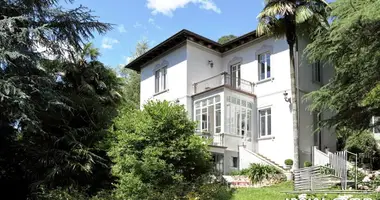 Villa 4 chambres avec parkovka parking, avec Balcon, avec Climatiseur dans Angera, Italie