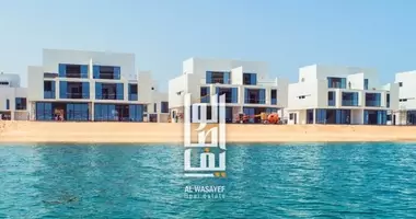 Вилла 4 комнаты  со стеклопакетами, с домофоном, с видом на море в Umm Al Quwain, ОАЭ