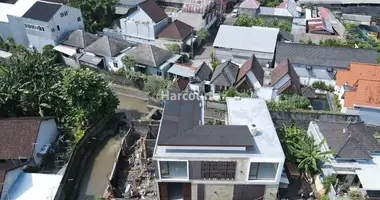 Haus 5 Schlafzimmer in Abianbase, Indonesien