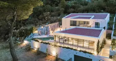 Villa 5 bedrooms with Air conditioner, with Sea view, with Yard in Dobrota, Montenegro