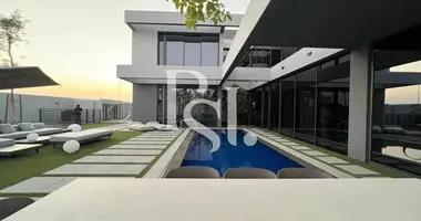 Villa  con Balcón, con Seguridad, con Gimnasio en Sharjah, Emiratos Árabes Unidos