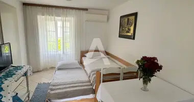 Wohnung 1 Schlafzimmer mit Meerblick, mit Öffentlicher Parkplatz in Rafailovici, Montenegro