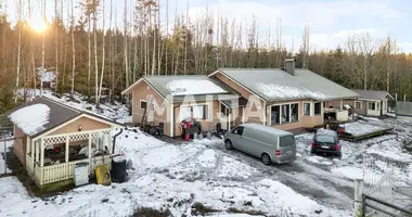 Casa 7 habitaciones en Maentsaelae, Finlandia