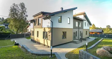 Reihenhaus  mit Landschaftsgestaltung, mit Pavillon in Saslauje, Weißrussland