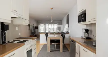 Apartamento 3 habitaciones en Jyvaeskylae sub-region, Finlandia