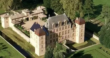 Zamek 30 pokojów z widok na góry, z z renowacją w Nizerolles, Francja
