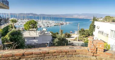 Duplex 3 bedrooms with balcony, with air conditioning, with sea view in Guelluek, Turkey