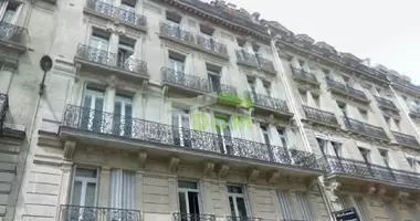 Revenue house 2 093 m² in Paris, France
