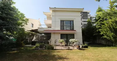 Villa 7 habitaciones con Balcón, con estacionamiento, con Renovado en Cankaya, Turquía