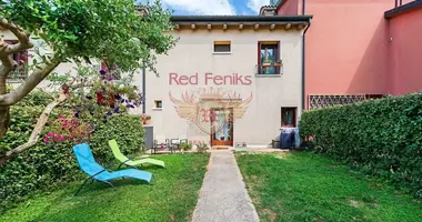 Villa 2 bedrooms with Swimming pool in Peschiera del Garda, Italy