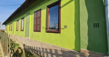 8 room house in Koelesd, Hungary