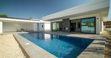 Villa  con aparcamiento, con Terraza, con Jardín en Alfaz del Pi, España